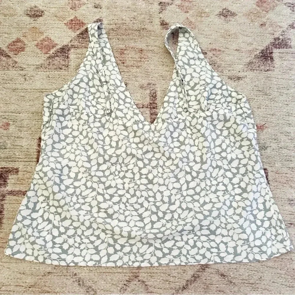 Abercrombie and Fitch •White and blue leaf print tank top size medium - Picture 11 of 12